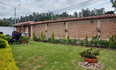 Vendo casa amplia sector calle Roma con área verde se acepta departamentos como parte de pago ideal para inversionistas