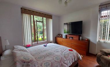 Vendo casa amplia sector calle Roma con área verde se acepta departamentos como parte de pago ideal para inversionistas