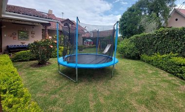 Vendo casa amplia sector calle Roma con área verde se acepta departamentos como parte de pago ideal para inversionistas