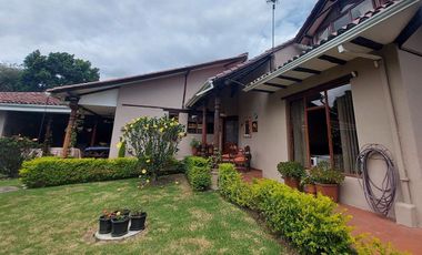 Vendo casa amplia sector calle Roma con área verde se acepta departamentos como parte de pago ideal para inversionistas