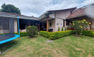 Vendo casa amplia sector calle Roma con área verde se acepta departamentos como parte de pago ideal para inversionistas