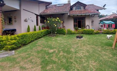 Vendo casa amplia sector calle Roma con área verde se acepta departamentos como parte de pago ideal para inversionistas