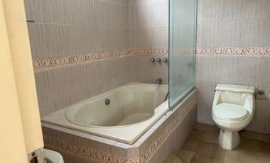 VENTA DE MUY LINDA CASA EN LOS PARQUES CERCA DEL SHOPPING DE LOS CEIBOSVenta de hermosa casa en Los Parques,  sector de Los Ceibos