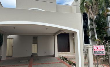 VENTA DE MUY LINDA CASA EN LOS PARQUES CERCA DEL SHOPPING DE LOS CEIBOSVenta de hermosa casa en Los Parques,  sector de Los Ceibos