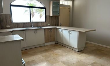 VENTA DE MUY LINDA CASA EN LOS PARQUES CERCA DEL SHOPPING DE LOS CEIBOSVenta de hermosa casa en Los Parques,  sector de Los Ceibos