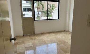 VENTA DE MUY LINDA CASA EN LOS PARQUES CERCA DEL SHOPPING DE LOS CEIBOSVenta de hermosa casa en Los Parques,  sector de Los Ceibos