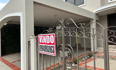 VENTA DE MUY LINDA CASA EN LOS PARQUES CERCA DEL SHOPPING DE LOS CEIBOSVenta de hermosa casa en Los Parques,  sector de Los Ceibos