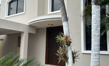 VENTA DE MUY LINDA CASA EN LOS PARQUES CERCA DEL SHOPPING DE LOS CEIBOSVenta de hermosa casa en Los Parques,  sector de Los Ceibos