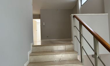 VENTA DE MUY LINDA CASA EN LOS PARQUES CERCA DEL SHOPPING DE LOS CEIBOSVenta de hermosa casa en Los Parques,  sector de Los Ceibos