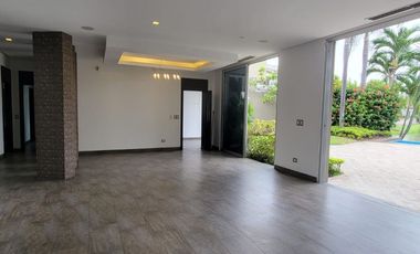 En venta lujosa y moderna casa Urbanización Laguna del Sol, via a Samborondon