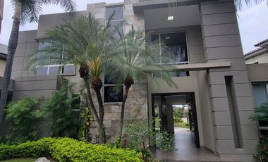 En venta lujosa y moderna casa Urbanización Laguna del Sol, via a Samborondon