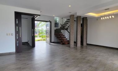 En venta lujosa y moderna casa Urbanización Laguna del Sol, via a Samborondon