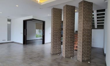 En venta lujosa y moderna casa Urbanización Laguna del Sol, via a Samborondon