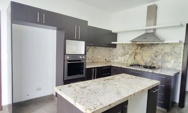 En venta lujosa y moderna casa Urbanización Laguna del Sol, via a Samborondon
