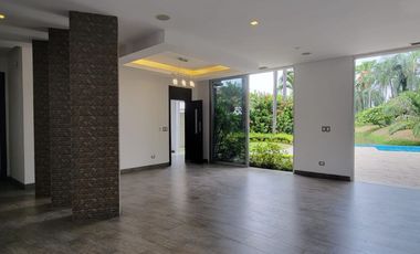 En venta lujosa y moderna casa Urbanización Laguna del Sol, via a Samborondon