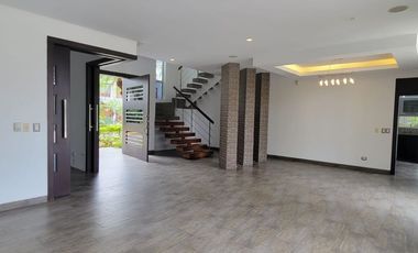 En venta lujosa y moderna casa Urbanización Laguna del Sol, via a Samborondon