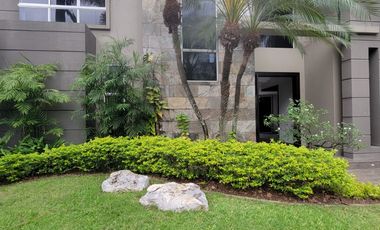 En venta lujosa y moderna casa Urbanización Laguna del Sol, via a Samborondon