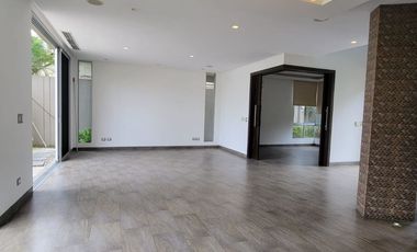 En venta lujosa y moderna casa Urbanización Laguna del Sol, via a Samborondon