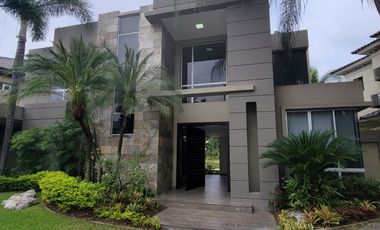 En venta lujosa y moderna casa Urbanización Laguna del Sol, via a Samborondon