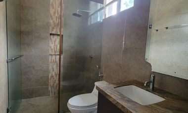 En venta lujosa y moderna casa Urbanización Laguna del Sol, via a Samborondon