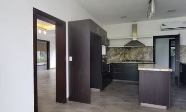 En venta lujosa y moderna casa Urbanización Laguna del Sol, via a Samborondon