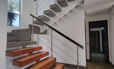 En venta lujosa y moderna casa Urbanización Laguna del Sol, via a Samborondon