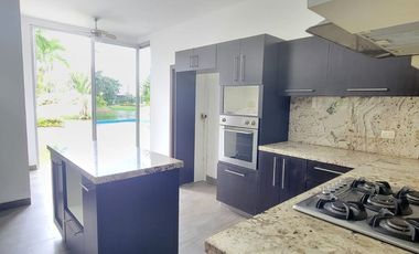 En venta lujosa y moderna casa Urbanización Laguna del Sol, via a Samborondon