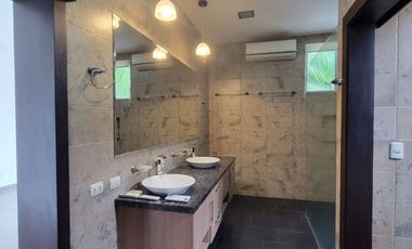 En venta lujosa y moderna casa Urbanización Laguna del Sol, via a Samborondon