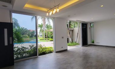En venta lujosa y moderna casa Urbanización Laguna del Sol, via a Samborondon