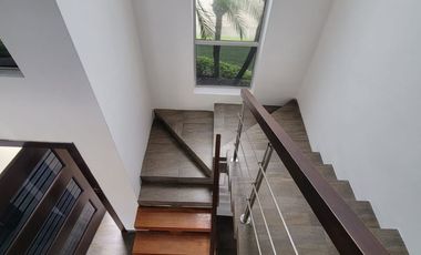 En venta lujosa y moderna casa Urbanización Laguna del Sol, via a Samborondon