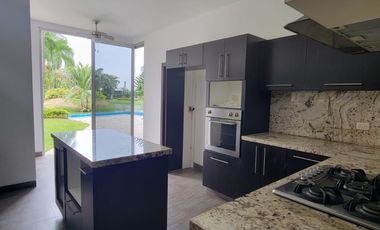 En venta lujosa y moderna casa Urbanización Laguna del Sol, via a Samborondon