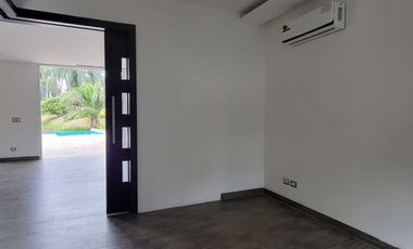 En venta lujosa y moderna casa Urbanización Laguna del Sol, via a Samborondon