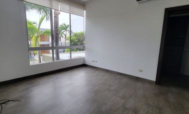 En venta lujosa y moderna casa Urbanización Laguna del Sol, via a Samborondon