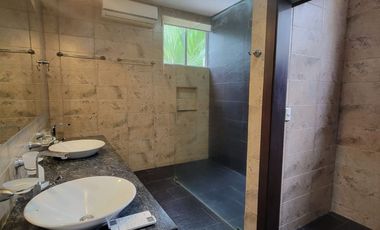 En venta lujosa y moderna casa Urbanización Laguna del Sol, via a Samborondon
