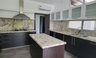 En venta lujosa y moderna casa Urbanización Laguna del Sol, via a Samborondon