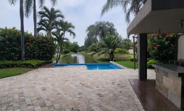 En venta lujosa y moderna casa Urbanización Laguna del Sol, via a Samborondon