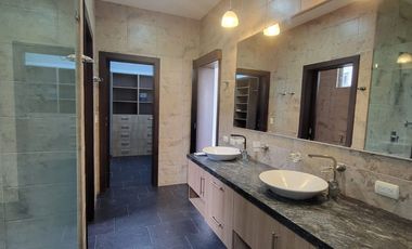 En venta lujosa y moderna casa Urbanización Laguna del Sol, via a Samborondon