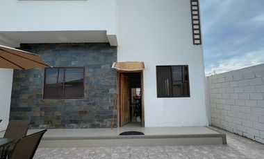 VENDO CASA DE DOS PISOS CON SALIDA AL MAR EN URBANIZACION PRIVADA