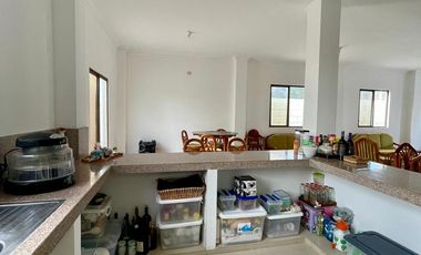 VENDO CASA DE DOS PISOS CON SALIDA AL MAR EN URBANIZACION PRIVADA