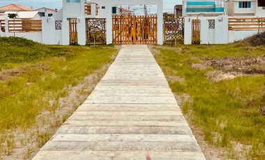 VENDO CASA DE DOS PISOS CON SALIDA AL MAR EN URBANIZACION PRIVADA