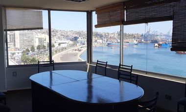 Venta de  amplia y céntrica oficina  con vista a la bahía | Calle Blanco - Valparaiso