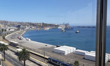 Venta de  amplia y céntrica oficina  con vista a la bahía | Calle Blanco - Valparaiso