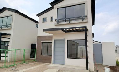 Casa de venta en la Urbanización Los Prados, por estrenar, 4 dormitorios.