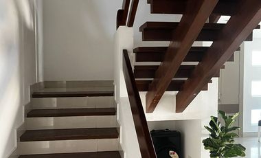 VENTA BONITA CASA DUPLEX EN BARRIO VILLASANTOS