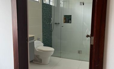 VENTA BONITA CASA DUPLEX EN BARRIO VILLASANTOS