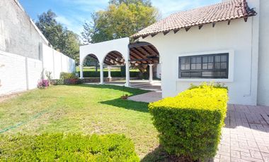 Cabaña en Renta a campo de golf, amplio jardin.