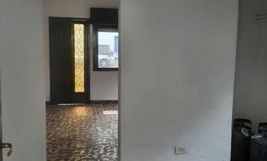 VENTA CASA PASO DEL REY CENTRO U$S 45.000 SUPERFICIE TOTAL DEL TERRENO 217 M2 CON ESCRITURA