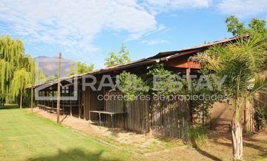 Vendemos terreno con piscina y jardines en Curimón