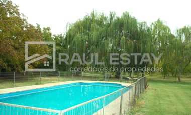 Vendemos terreno con piscina y jardines en Curimón