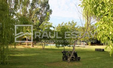 Vendemos terreno con piscina y jardines en Curimón